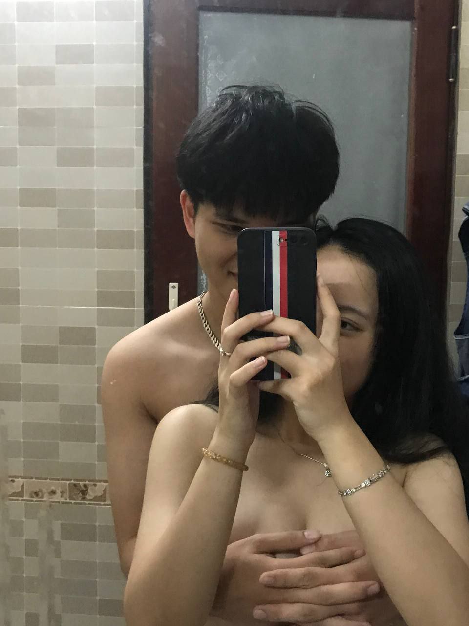 Bố dượng nữa đêm mò vào phòng con gái khi bà xã đã về quê chăm sóc má già